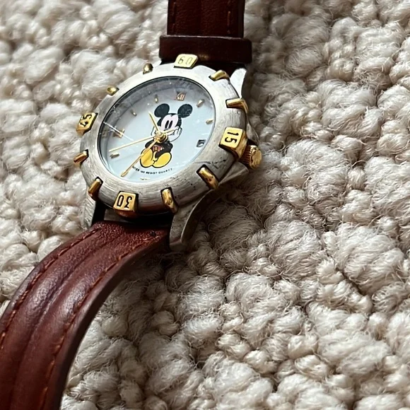 Mickey Mouse watch. - Picture 5 of 6
